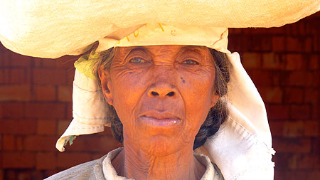 Vieille dame à Madagascar.