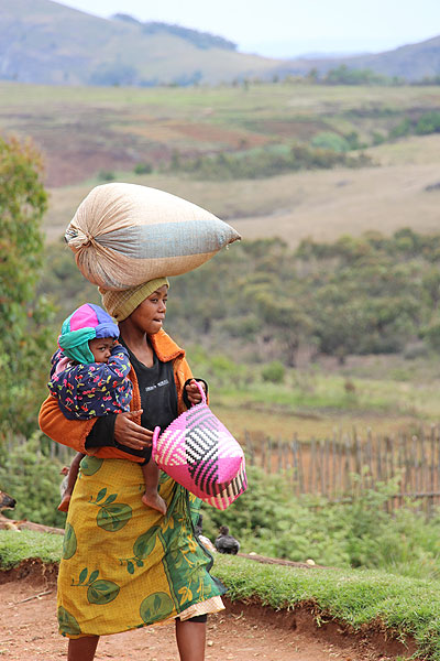 Jeune femme Malgache portant un sac et un bébé