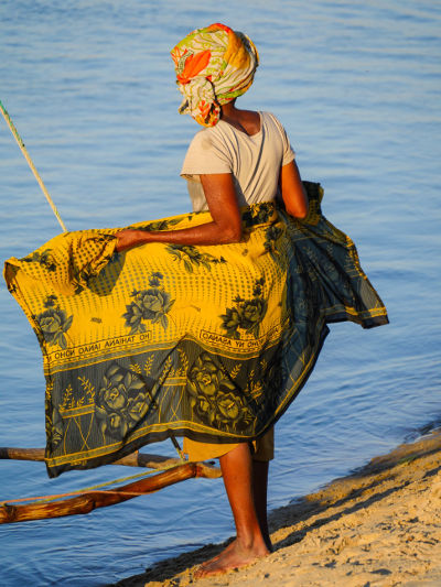 Femme malgache de dos sur une plage de Madagascar.