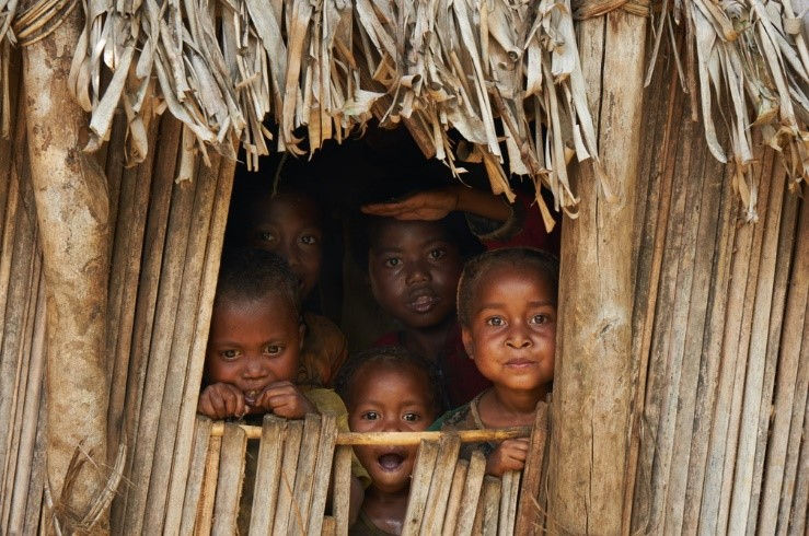 Enfants à la fenêtre d'une hutte à Madagascar.