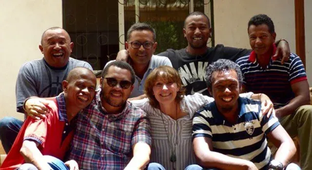 Groupe joyeux de huit personnes à Madagascar
