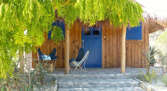 Cabane en bois tropicale avec toiture de chaume