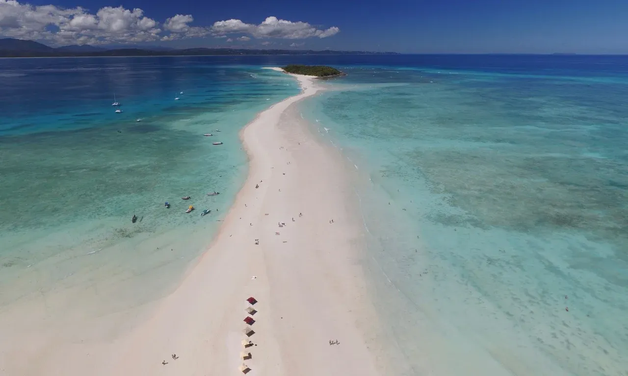Plage de sable blanc aux eaux turquoise à Madagascar