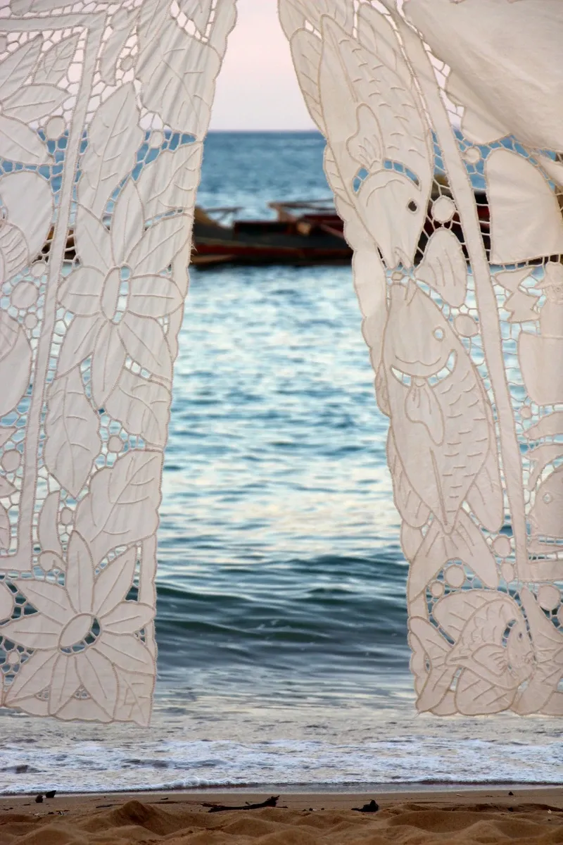 Voile brodé aux motifs floraux face à la mer